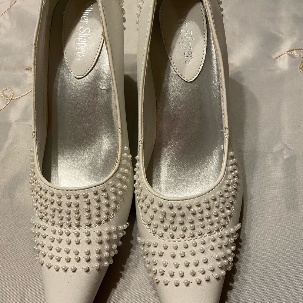 Silver Slippers Pearl Encrusted Heels Sz 5M EUC 😊😊